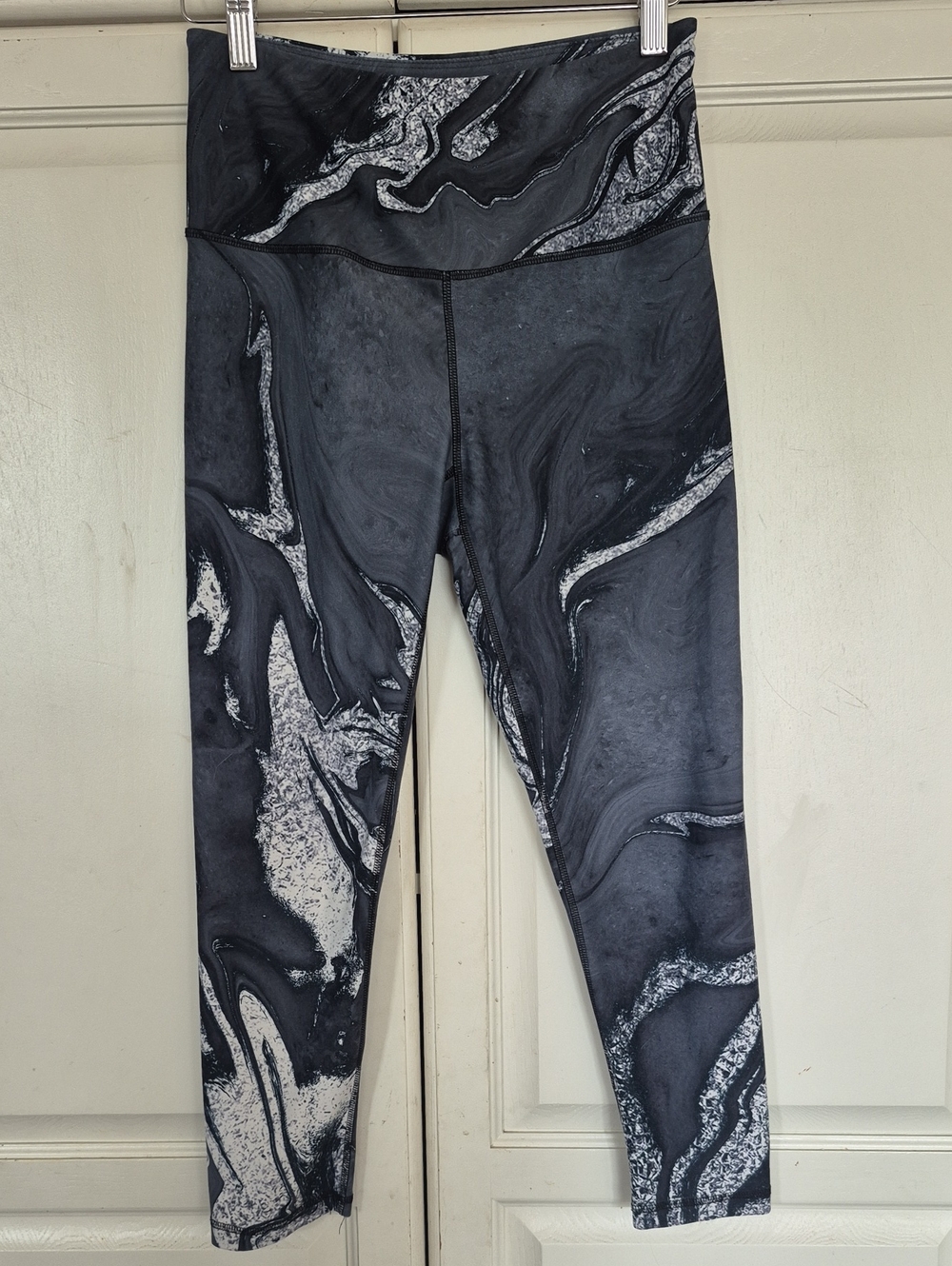 Women's Silver Icing Exclusives Marble Print Cropped Leggings Small